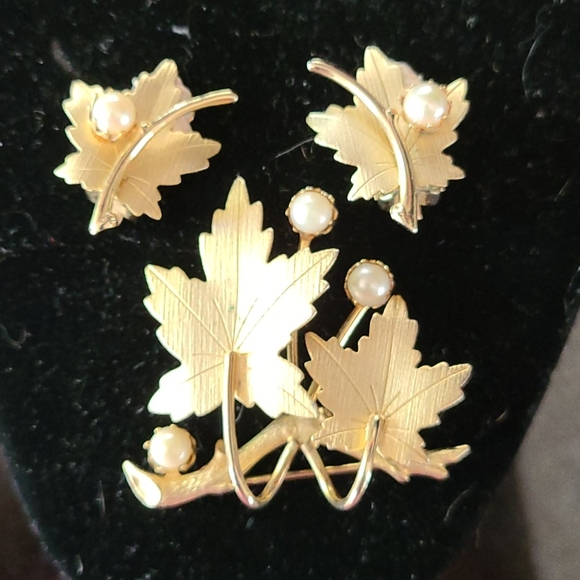 Vintage gold and pearl earrings and pin - Picture 4 of 4